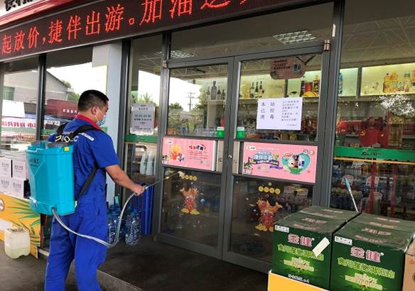 湖南石油第一時(shí)間安排向張家界運送防疫及民生物資，物資通過(guò)多種渠道順利送抵。自7月下旬以來(lái)，張家界石油一邊落實(shí)地方防疫政策，一邊抓好民生保供，全市近50座加油站全部營(yíng)業(yè)，40余座易捷便利店商品供應不打烊，全線(xiàn)抗疫保民生，全力以赴助力打贏(yíng)疫情防控阻擊戰。